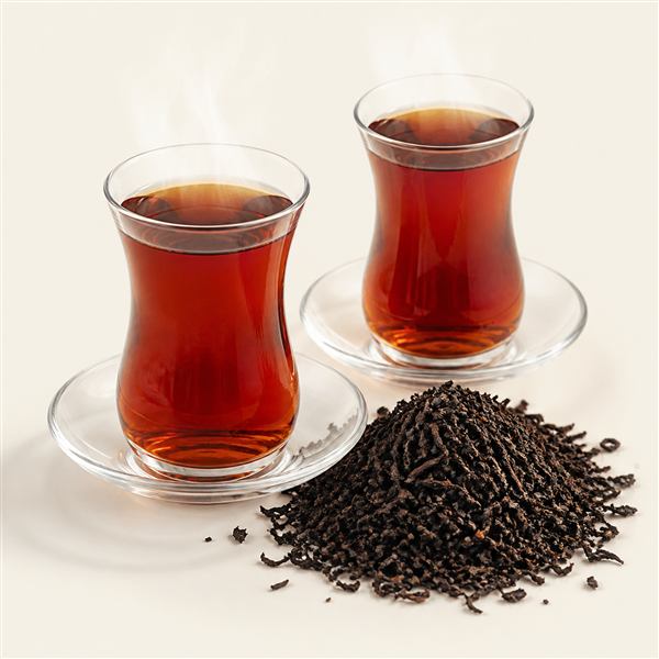 Thé noir turc en vrac et verres tulipe fumants