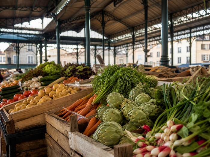 Halle de marché français avec cagettes de produits du terroir