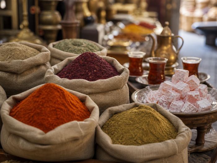 Sacs d'épices, thé et loukoums dans une ambiance de bazar turc